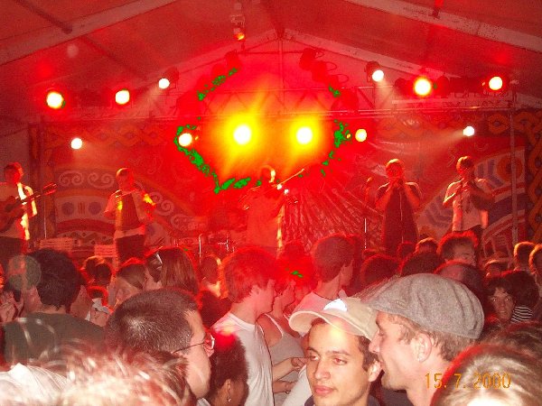 b2000_public-groupe06.jpg (72102 octets)