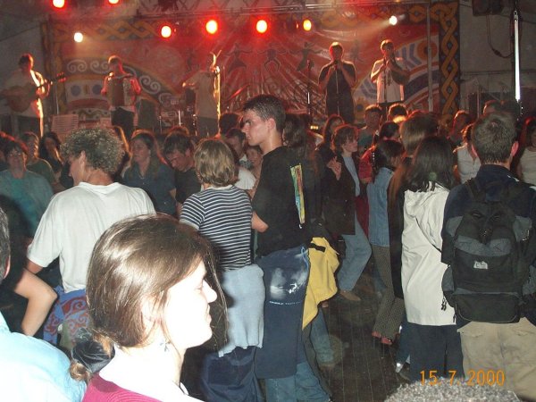 b2000_public-groupe09.jpg (67498 octets)
