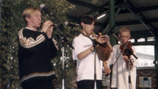 groupe_tombnuit98_1.jpg (45676 octets)
