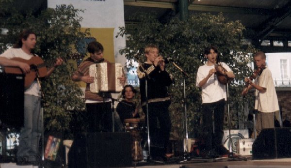 groupe_tombnuit98_2.jpg (51227 octets)